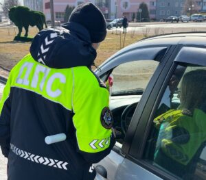 В Кореличах сотрудники ГАИ и ЧП «Биола» поздравили автоледи с 8 Марта