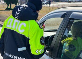 В Кореличах сотрудники ГАИ и ЧП «Биола» поздравили автоледи с 8 Марта