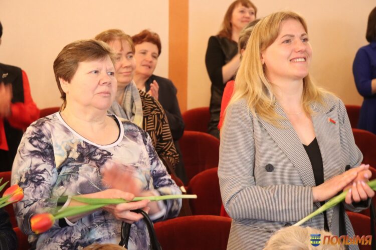 Любимым, нежным, прекрасным: праздничный концерт собрал кореличчанок