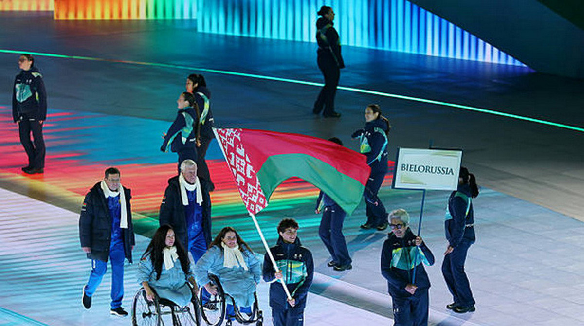 Белорусы приняли участие в церемонии открытия зимней Паралимпиады с национальным флагом