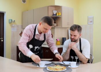 В новом выпуске программы «Белорусская кухня с Андреем Дениско» узнаем, чем главный санитарный врач Кореличского района Александр Германюк удивляет свою жену