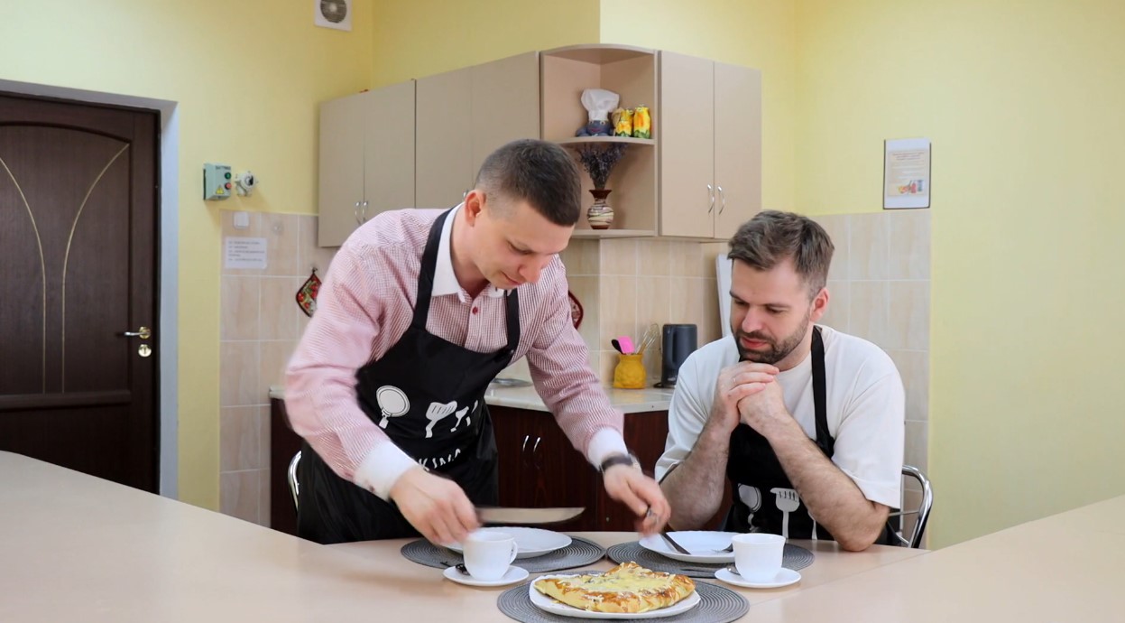 В новом выпуске программы «Белорусская кухня с Андреем Дениско» узнаем, чем главный санитарный врач Кореличского района Александр Германюк удивляет свою жену