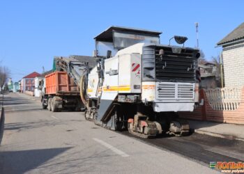 В рамках подготовки к областным «Дожинкам» на улице 17 Сентября г.п. Кореличи начали работы по снятию старого асфальтного покрытия