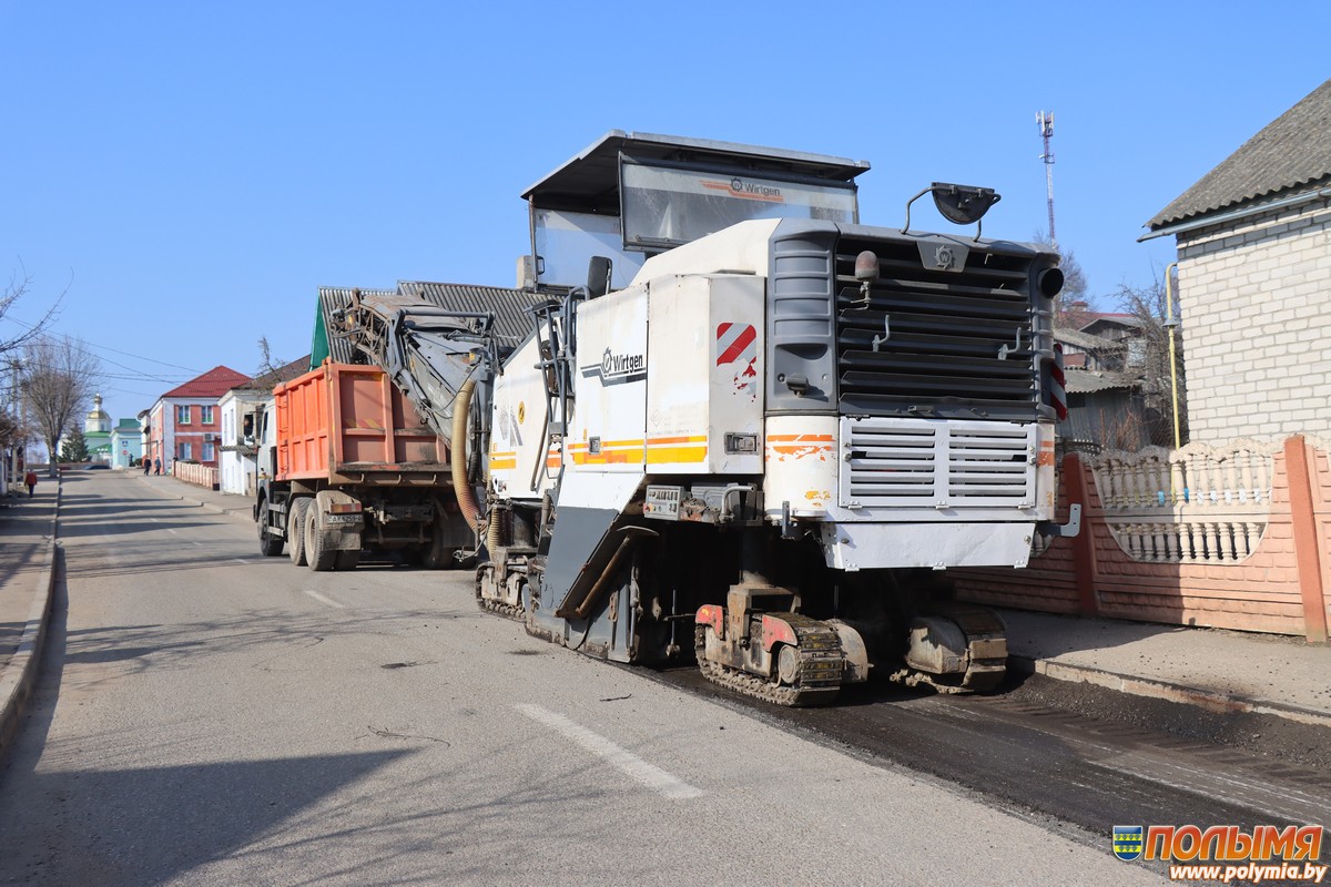 В рамках подготовки к областным «Дожинкам» на улице 17 Сентября г.п. Кореличи начали работы по снятию старого асфальтного покрытия