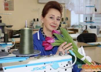 Швея УКП БОН Татьяна Безмен на работе шьет, а после нее профессионально поет