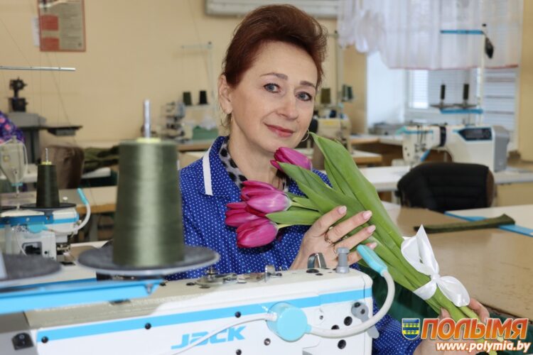 Швея УКП БОН Татьяна Безмен на работе шьет, а после нее профессионально поет