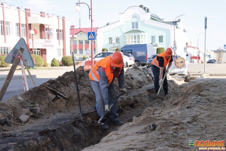 В Кореличах на улице 8 Марта приступили к благоустройству пешеходной дорожки