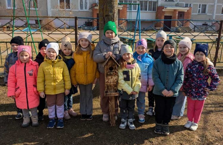 Воспитанники детского сада №2 г.п. Кореличи с гостеприимством встречают пернатых друзей