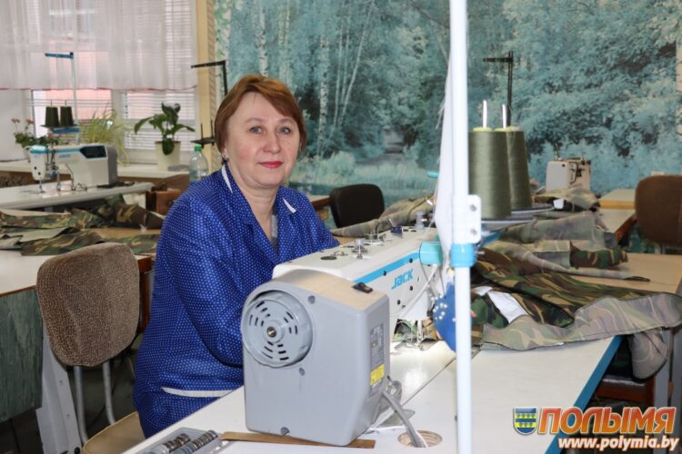 Швея Кореличского Дома быта Светлана Петрова почти 20 лет посвятила любимому делу