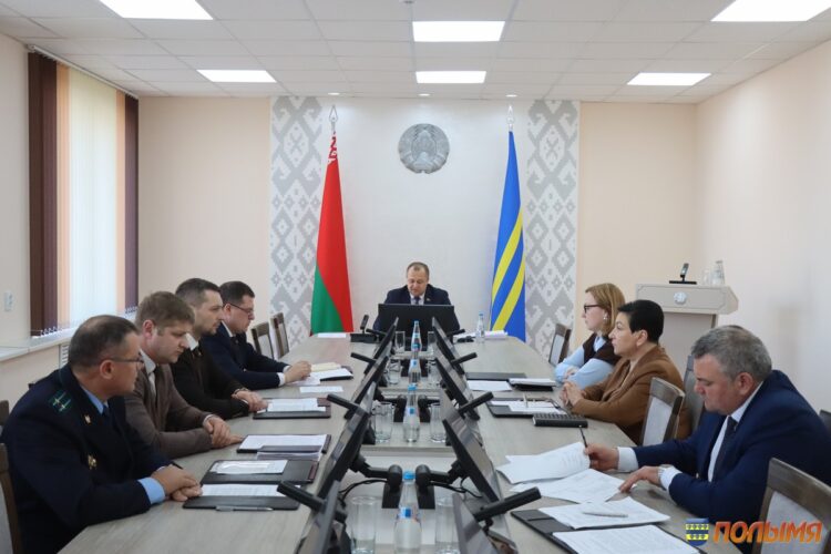 На заседании Кореличского райисполкома обсудили готовность к посевной и заготовке кормов