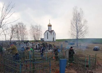 На кладбище в деревне Кайшовка состоялся субботник