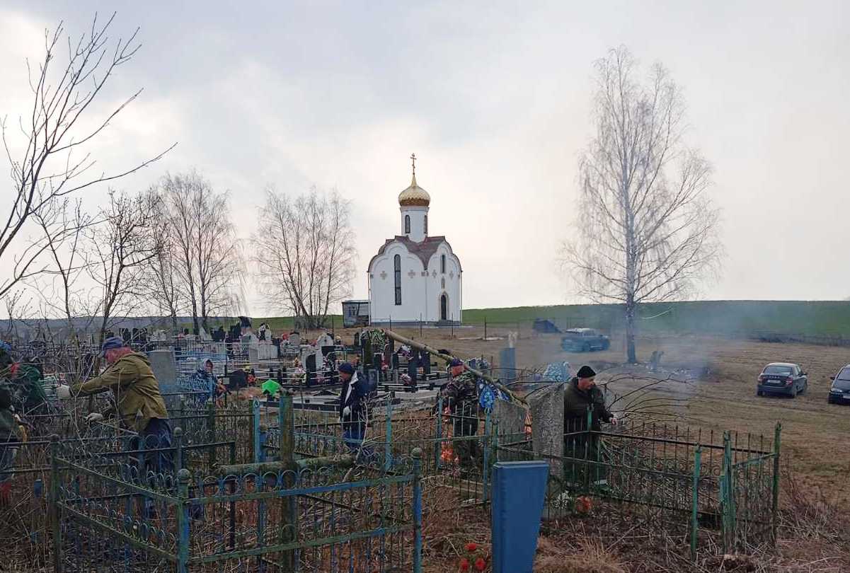 На кладбище в деревне Кайшовка состоялся субботник