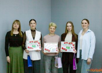 В редакции газеты «Полымя» наградили победительниц фотоконкурса «Прекрасна, как весна»