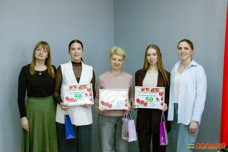 В редакции газеты «Полымя» наградили победительниц фотоконкурса «Прекрасна, как весна»