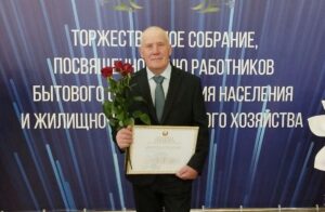 Электрогазосварщик Валентин Курдун и токарь Олег Мамонько более 30 лет трудятся в сфере ЖКХ