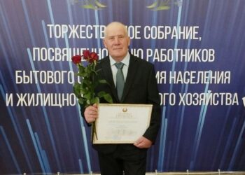 Электрогазосварщик Валентин Курдун и токарь Олег Мамонько более 30 лет трудятся в сфере ЖКХ