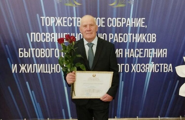 Электрогазосварщик Валентин Курдун и токарь Олег Мамонько более 30 лет трудятся в сфере ЖКХ