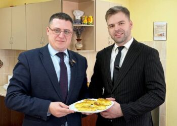 В новом выпуске программы «Белорусская кухня с Андреем Дениско» узнаем, в чём секрет картофельных пирожков от Евгения Чичкана