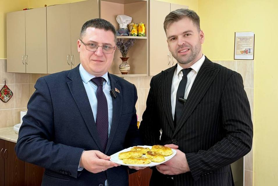 В новом выпуске программы «Белорусская кухня с Андреем Дениско» узнаем, в чём секрет картофельных пирожков от Евгения Чичкана