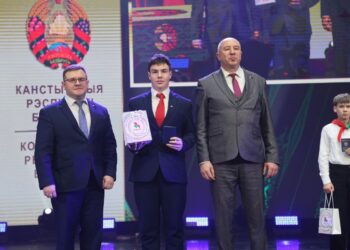 Губернатор Юрий Караев вручил паспорта школьникам из Кореличского района