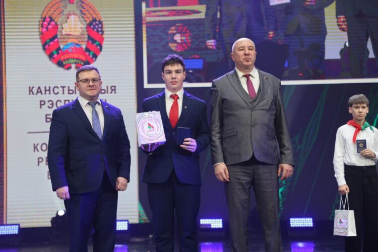 Губернатор Юрий Караев вручил паспорта школьникам из Кореличского района