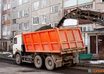 Кореличи вступают в активную фазу подготовки к «Дожинкам». На улице Советской снимают старый асфальт