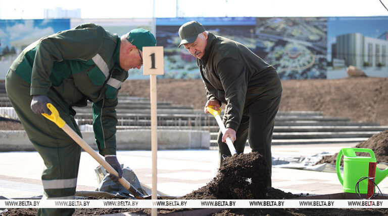 Александр Лукашенко на субботнике работал на площадке Национального исторического музея