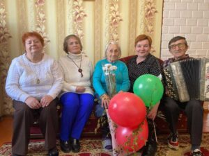 Старейшую жительницу Кореличского района поздравили с Праздником труда