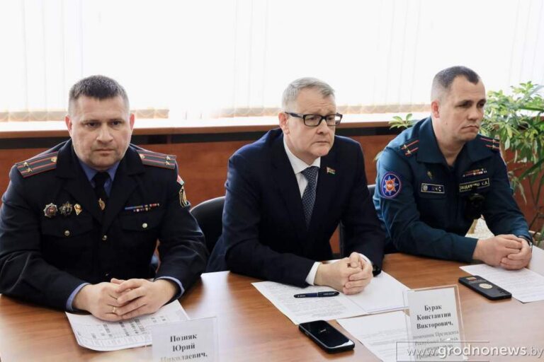 Помощник Президента – инспектор по Гродненской области Константин Бурак провел Единый день информирования с коллективом ОАО «БелТАПАЗ»