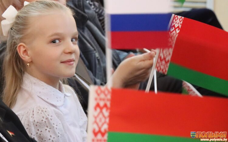 В Кореличах состоялось торжественное мероприятие, посвященное Дню единения народов Беларуси и России