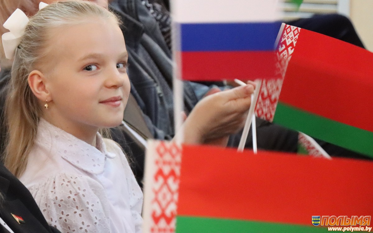 В Кореличах состоялось торжественное мероприятие, посвященное Дню единения народов Беларуси и России