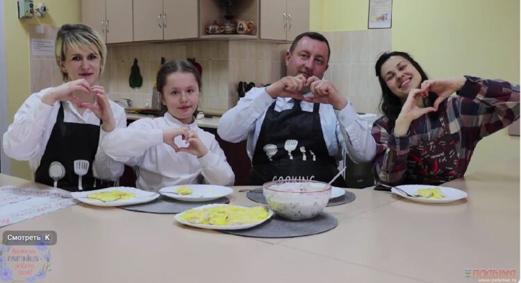 Сегодня Белорусская пятница — значит в эфире шоу «Готовим по-кореличски». Кулинарим с семьей Евгения Бусько