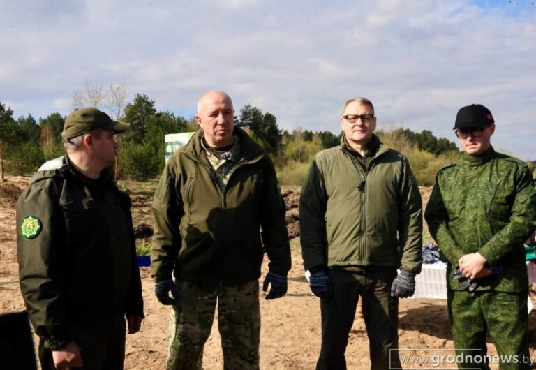 Руководство Гродненского облисполкома принимает участие в республиканском субботнике