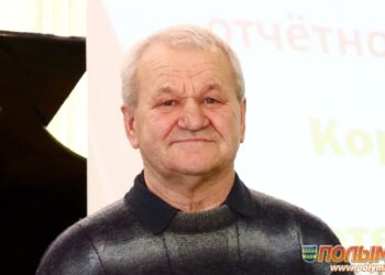 Пенсионер Николай Василевский каждый день проходит несколько километров скандинавским шагом и выращивает гигантские помидоры
