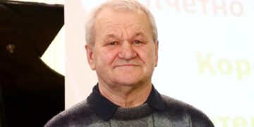 Пенсионер Николай Василевский каждый день проходит несколько километров скандинавским шагом и выращивает гигантские помидоры