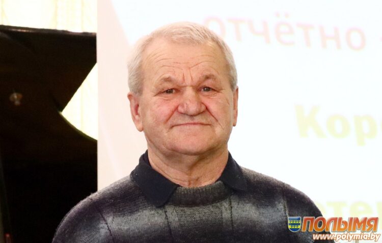 Пенсионер Николай Василевский каждый день проходит несколько километров скандинавским шагом и выращивает гигантские помидоры