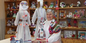 Елена Шахова из Жуховичей создаёт самобытных кукол изо льна и обучает этому ремеслу детей и взрослых