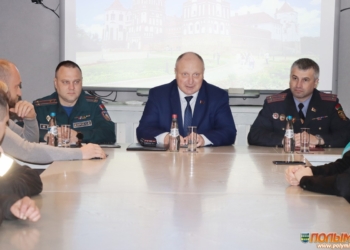 В единый день информирования председатель Кореличского районного Совета депутатов Алексей Гаврош встретился с трудовым коллективом учреждения «Музей «Замковый комплекс «Мир»
