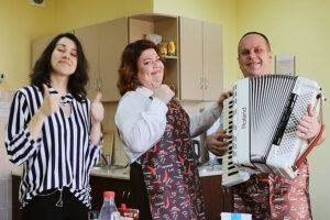 Сегодня — Белорусская пятница, а значит мы опять «Готовим по-кореличски». Кулинарим под песни дуэта «Свои» (осторожно: много музыки и смеха!)