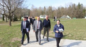 Председатель Кореличского райисполкома Александр Курило проинспектировал детский лагерь «Вясёлка»