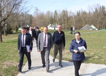 Председатель Кореличского райисполкома Александр Курило проинспектировал детский лагерь «Вясёлка»