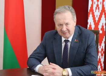 Сенатор Игорь Жук провел прием граждан и прямую линию в Кореличах