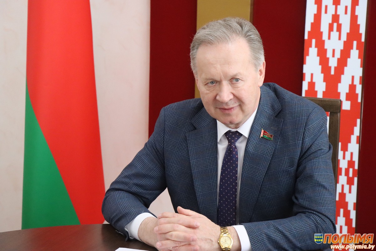 Сенатор Игорь Жук провел прием граждан и прямую линию в Кореличах
