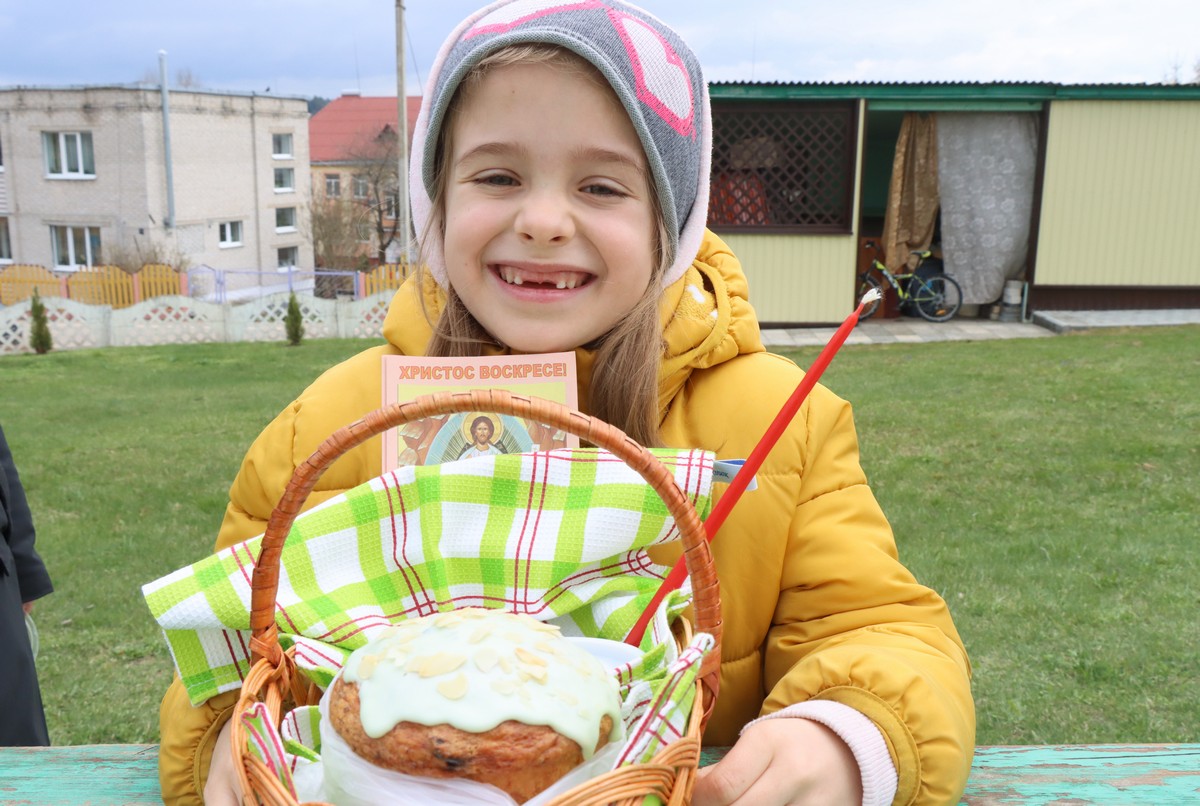 Кореличчане освятили куличи в Петропавловском храме