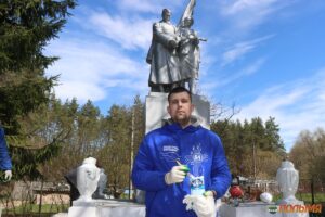 Молодежь с «Интеграла» и «Лидсельмаша» обновила памятник погибшим партизанам в Кореличском районе