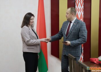 Председатель Кореличского райисполкома Александр Курило представил нового начальника отдела экономики Татьяну Санкевич