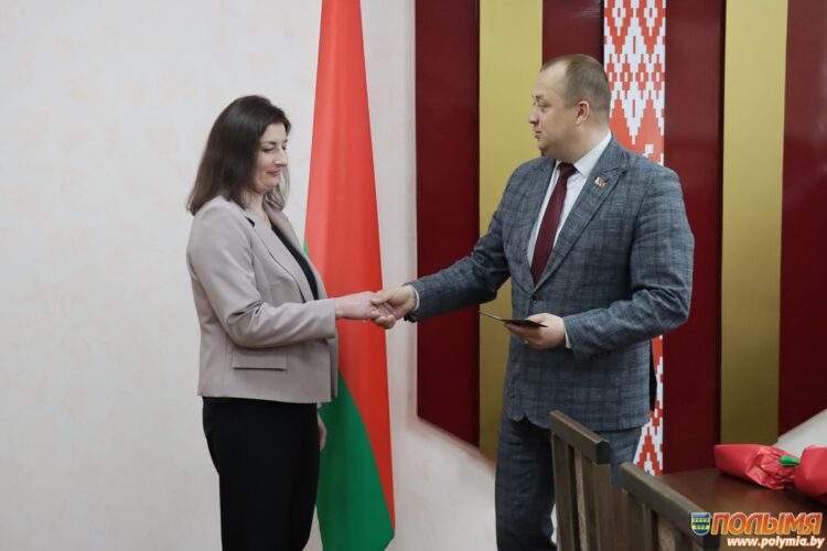 Председатель Кореличского райисполкома Александр Курило представил нового начальника отдела экономики  Татьяну Санкевич