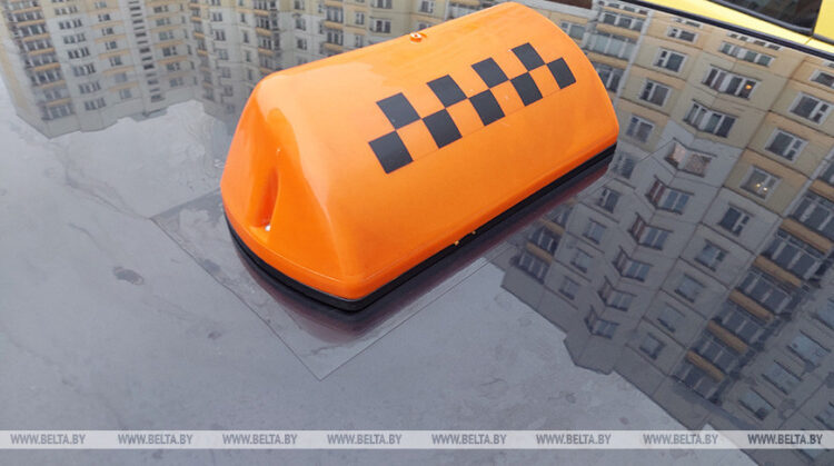 Таксист услышал разговор пенсионерки и помог предотвратить передачу денег аферистам