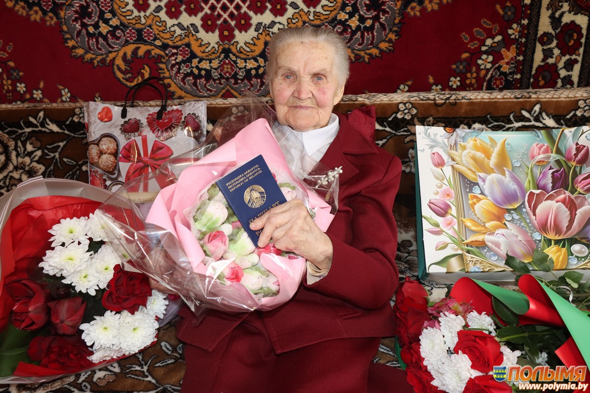 Руководство Кореличского района поздравило со 100-летним юбилеем Марию Захаровну Воронко