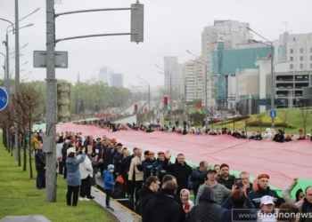 Партийная молодежь Гродненщины в числе других белорусов пронесла 500-метровый флаг страны по столичному проспекту